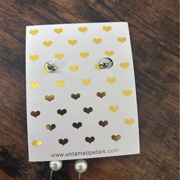 NWOT UNTAMED PETALS BY AMANDA JUDGE Pearl Drop Earrings Bridal Wedding Classic - Picture 4 of 4